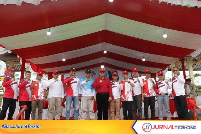 Wakil Bupati Karimun foto bersama usai pembukaan gerak jalan tingkat SD dan SMP (JurnalTerkini.id/edy kencana)