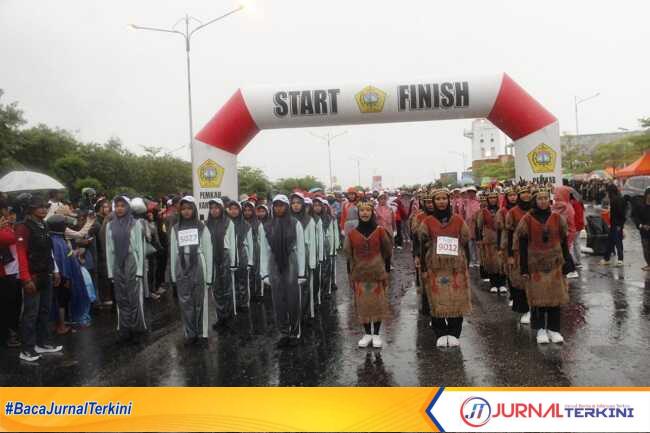 Peserta gerak jalan pelajar SMA sederajat (JurnalTerkini.id/edy kencana)