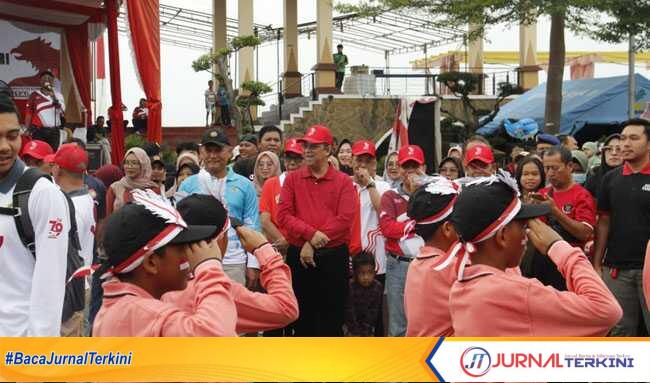 Wakil bupati Karimun menyaksikan peserta gerak jalan (JurnalTerkini.id/edy kencana)