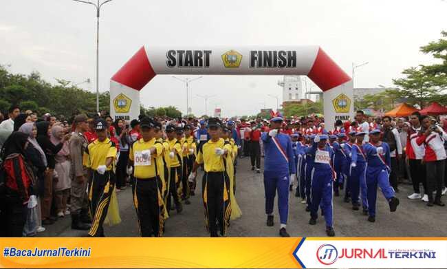Lomba gerak jalan HUT RI ke-79. (JurnalTerkini.id/edy kencana)