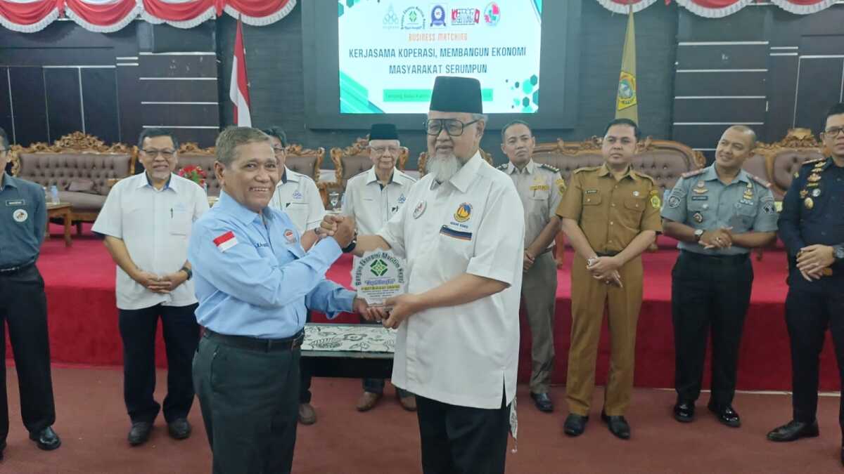 Ketua Gerak Keris Kepri Datok Huzrin Hoode menyerahkan plakat kepada Abdul Latif, Ketua Koperasi Maritim (JurnalTerkini.id/edy kencana)