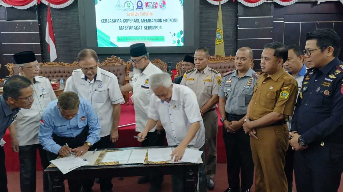 Penandatanganan kerjasama Koperasi Angkasa Negeri Johor dengan Koperasi Maritim Kabupaten Karimun di Gedung Nasional, Tanjung Balai Karimun, Senin (16/12/2024). (JurnalTerkini.id/edy kencana)