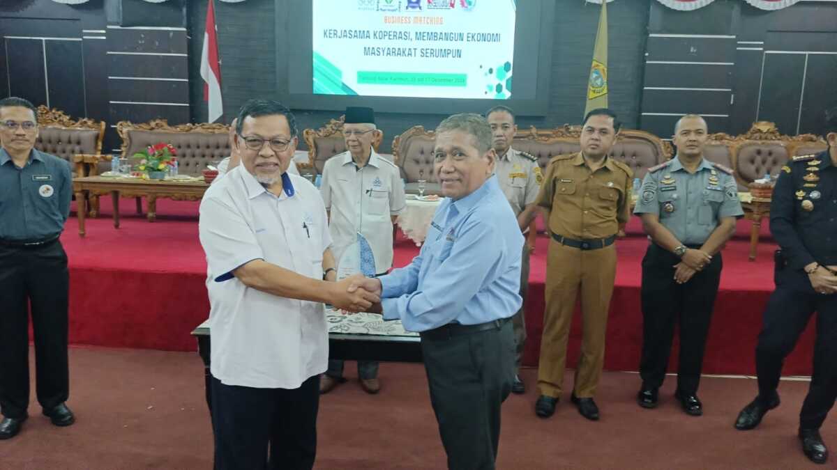 Pengurus Angkasa Negeri Johor, H. Sazali menyerahkan plakat kepada Abdul Latif, Ketua Koperasi Maritim Karimun (JurnalTerkini.id/edy kencana)