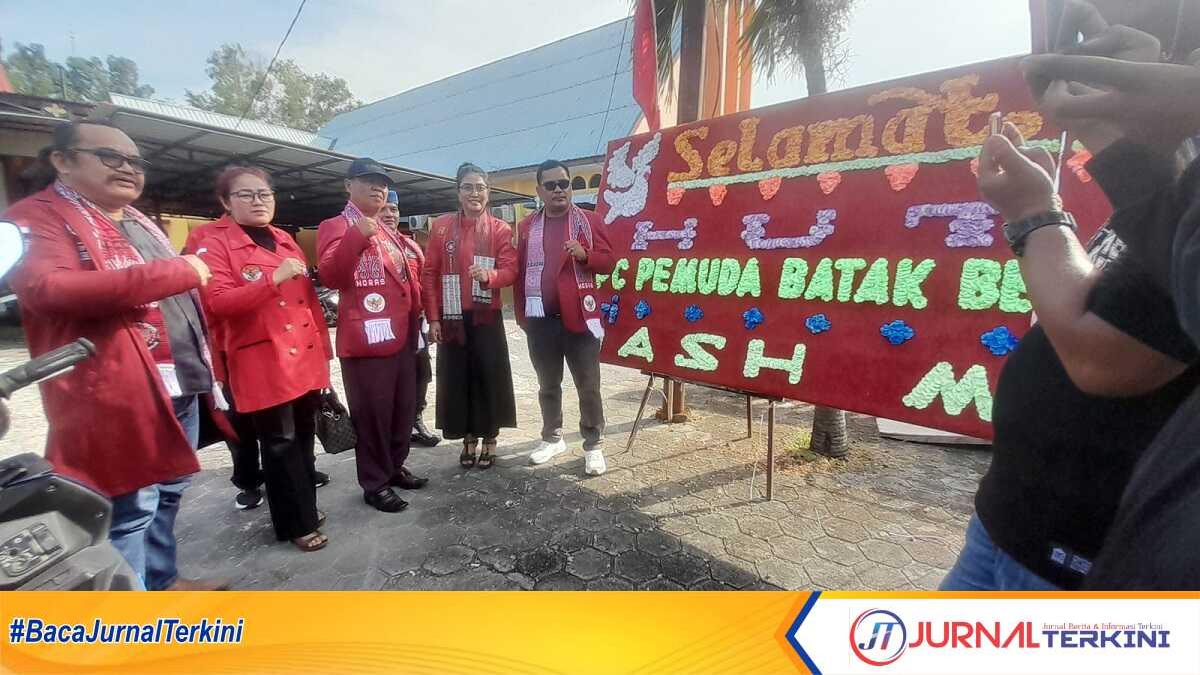 Ketua DPC PBB Karimun Osmar Hutajulu (tengah) bersama Ketua DPD PBB Provinsi Kepri Lilis Panjaitan (2 kanan) dan pengurus DPC PBB Karimun Maszan P Sianturi (kanan) dan Ernis P Hutabarat (kiri) berpose usai acara HUT DPC PBB Karimun ke-4 di Gedung Sopo Godang HKBP, Tanjung Balai Karimun, Sabtu (7/12/2024). (JurnalTerkini.id/rusdi)