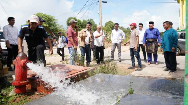Kepala Badan Pengusahaan (BP) Batam, Muhammad Rudi langsung menyelesaikan permasalahan distribusi air di Kampung Tua Teluk Mata Ikan, Selasa (17/12/2024). (Foto: Humas BP Batam)