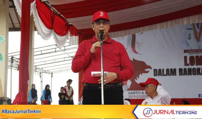 Wakil bupati Karimun menyampaikan kata sambutan sekaligus membuka lomba gerak jalan. (JurnalTerkini.id/edy kencana)