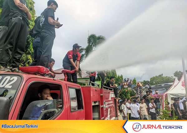 Mobil damkar Satpol PP Bengkulu Selatan menyemprotkan air dalam acara Siram-Siraman Festival Seni, Budaya, dan Kreasi yang diselenggarakan siswa-siswi SMA Negeri 1 Bengkulu Selatan pada Sabtu (25/1/2025). (JurnalTerkini.id/Disianto)