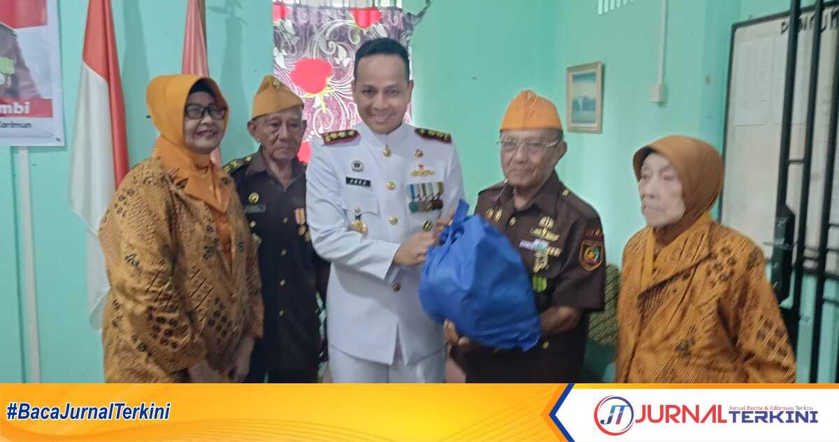 Danlanal Tanjung Balai Karimun Letkol Laut (P) Anro Casanova menyerahkan bingkisan kepada salah satu veteran (JurnalTerkini.id/edy kencana)