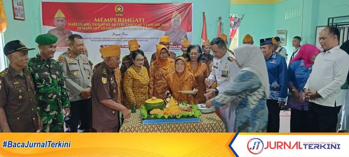 DPD Legiun Veteran Republik Indonesia (LVRI) Kabupaten Karimun memotong tumpeng merayakan HUT LVRI ke-68 di sekretariat DPD LVRI Karimun, Kamis (16/1/2025). (JurnalTerkini.id/edy kencana)