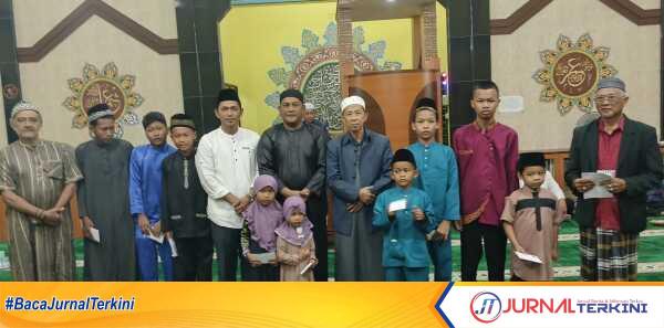 Foto bersama anak yatim usai penyerahan santunan (JurnalTerkini.id/edy kencana)