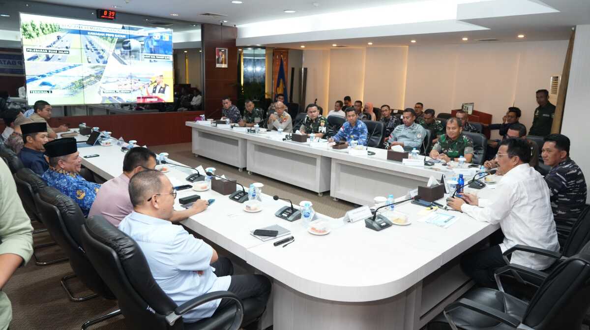 Kepala BP Batam sekaligus Wali Kota Batam, Muhammad Rudi menggelar rapat untuk membentuk Tim Terpadu untuk menangani persoalan lepasnya buaya dari penangkaran di Pulau Bulan, Batam di Gedung Marketing Centre BP Batam, Jumat (17/1/2025). (Foto: humasbpbatam)