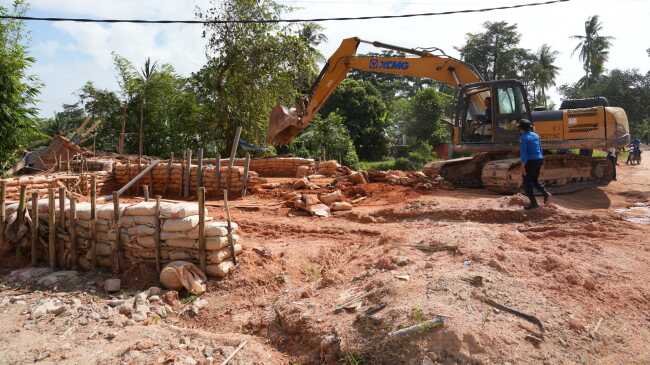 Direktorat Pengamanan (Ditpam) Badan Pengusahaan (BP) Batam bersama TNI dan Polri melakukan penertiban tambang pasir ilegal di Kawasan Nongsa, Selasa (4/2/2025). (Foto: humasbpbatam)