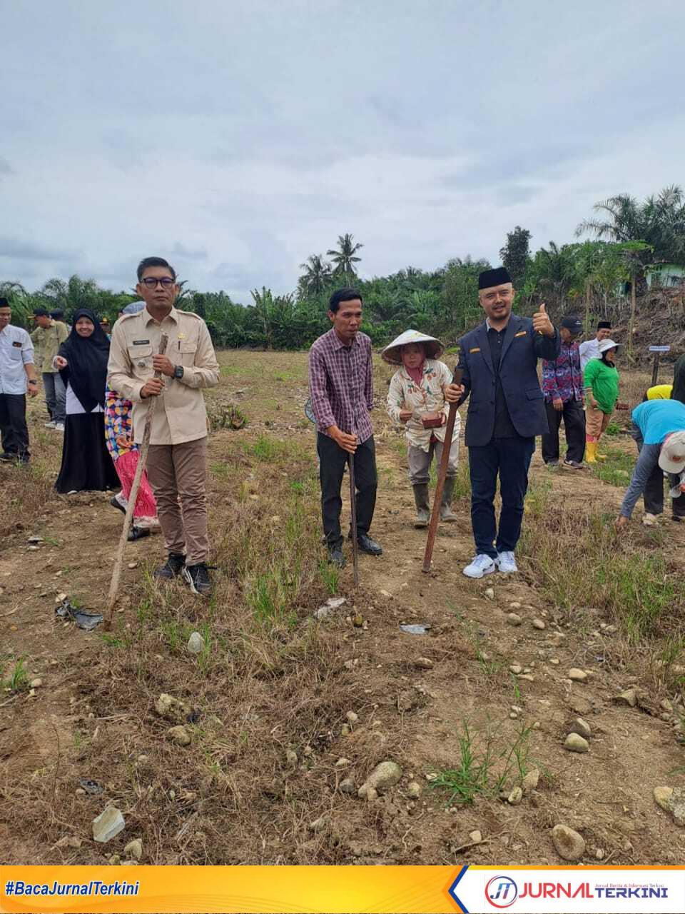 Penanaman jagung perdana di lahan Kantor Camat Kedurang Ilir