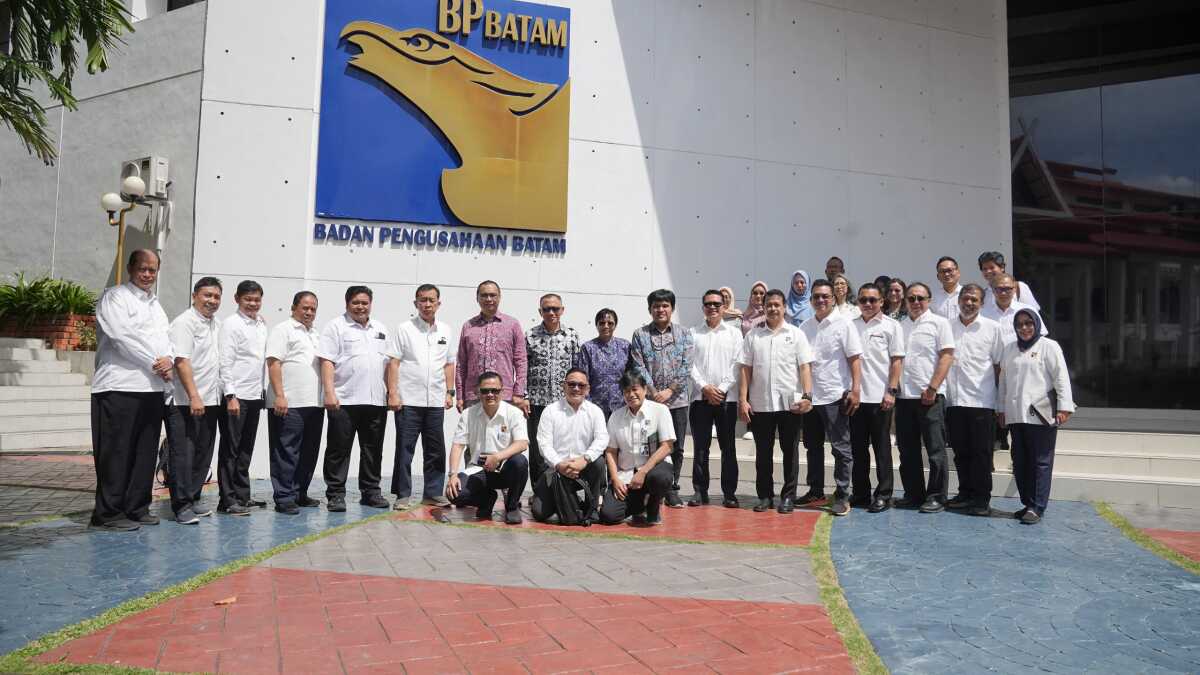 Badan Pengusahaan Batam (BP Batam) menggelar Entry Meeting Laporan Pengawasan Bidang Kerjasama Investasi dan Pembiayaan Pembangunan bersama Badan Pengawasan Keuangan dan Pembangunan Republik Indonesia (BPKP RI) pada Selasa (11/2/2025) di Marketing Centre. Berfoto bersama (Foto: humasbpbatam)