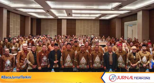 Ketua Umum DPP Pujakesuma foto bersama peserta usai acara rakornasus (JurnalTerkini.id/edy kencana)