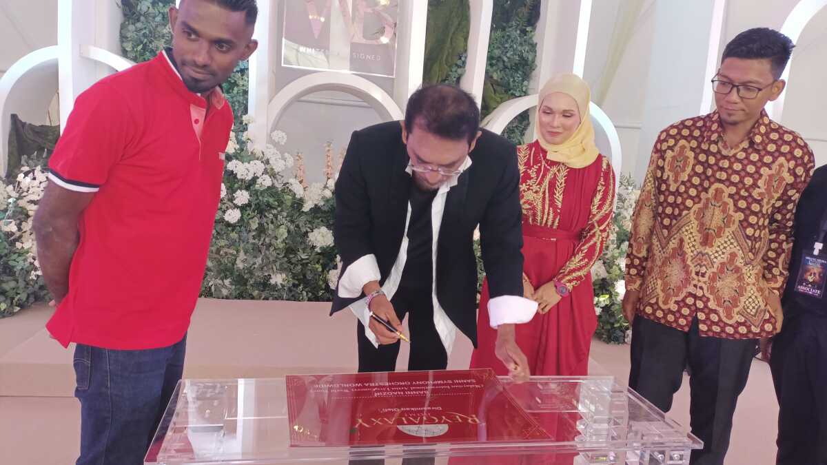 Sanni Nadzir menandatangani peresmian Reygalaxy Dome (JurnalTerkini.id/edy kencana)