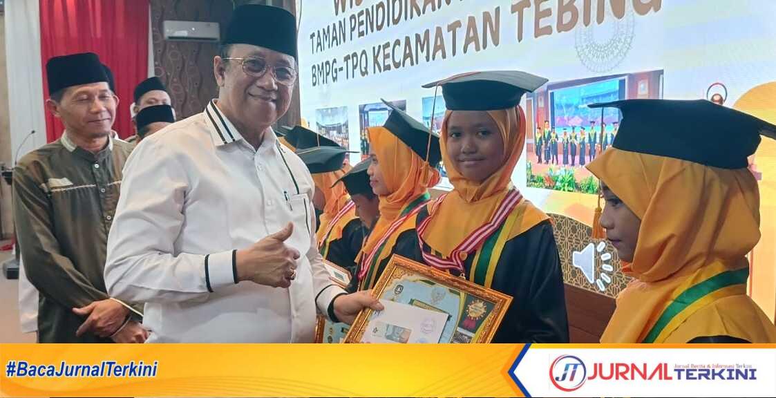Wakil Bupati Karimun Anwar Hasyim menghadiri wisuda santri Taman Pendidikan Al Quran (TPQ) se-Kecamatan Tebing bertempat di Gedung Nilam Sari, Kantor Bupati Karimun, Minggu (09/02/2025) pagi. (JurnalTerkini.id/edy kencana)