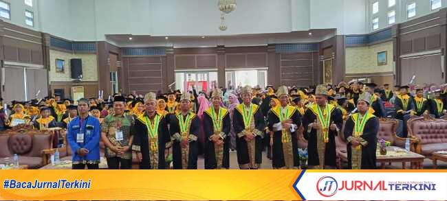 Foto bersama acara wisuda santri Taman Pendidikan Al Quran (TPQ) se-Kecamatan Tebing bertempat di Gedung Nilam Sari, Kantor Bupati Karimun, Minggu (09/02/2025) pagi. (JurnalTerkini.id/edy kencana)