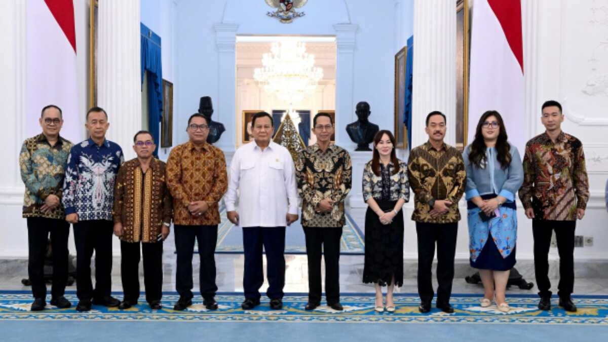 Presiden Republik Indonesia, Prabowo Subianto berpose bersama Kepala BP Batam, Amsakar Achmad beserta jajaran usai pertemuan pada Kamis (13/3/2025) di Istana Negara Jakarta. (Foto: humasbpbatam)