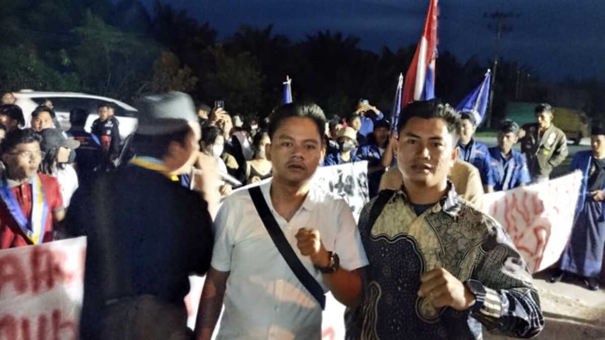 Ratusan aktivis se-Kabupaten Asahan, Rabu (19/3/2025) malam, melakukan aksi unjuk rasa di Mapolres Asahan, buntut persoalan kematian Pandu Brata Siregar remaja tewas karena diduga dianiaya oknum kepolisian Polsek Simpang Empat. (JurnalTerkini.id/fran manurung)