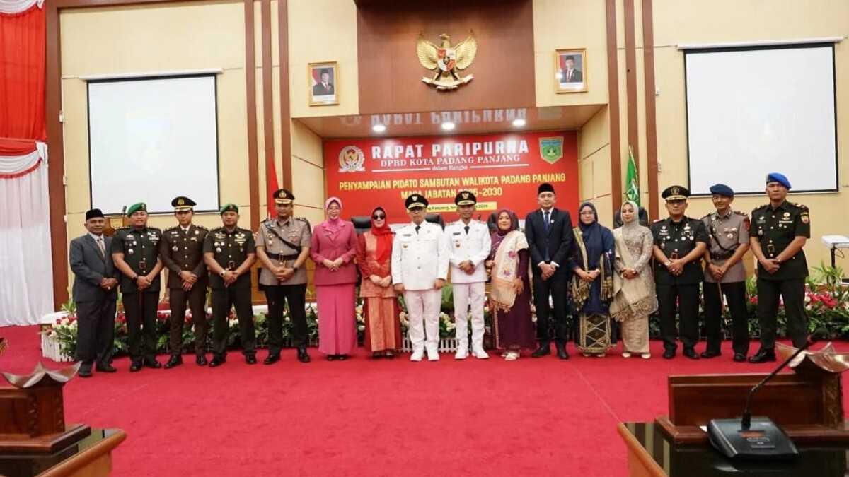 Foto bersama usai Rapat Paripurna DPRD Kota Padang panjang, Senin (03/03/2025). (Foto : humas DPRD kota Padang panjang ).