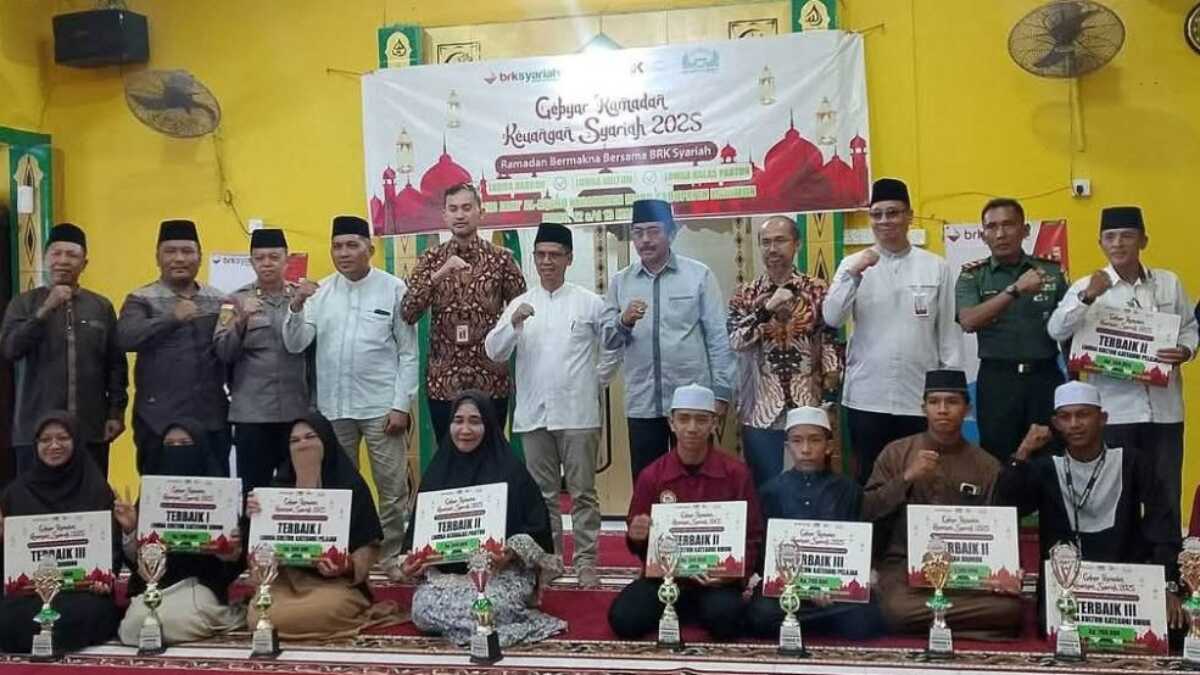 Bupati Karimun Iskandarsyah dan Wakil Bupati Karimun Rocky Marciano Bawole didampingi Branch Manager PT BRK Syariah Cabang Tanjung Balai Karimun Wiwin Syahputra ketika foto bersama dengan pemenang lomba ramadan keuangan syariah 2025 yang digelar oleh PT Bank Riau Kepri (BRK) Syariah cabang Tanjung Balai Karimun.f.Diskominfo