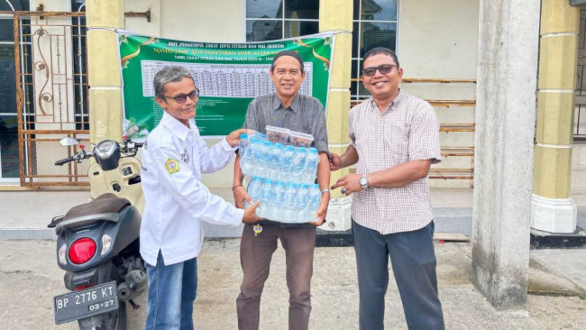 DPD Ikatan Keluarga Minang (IKM) Kabupaten Karimun membagikan paket takjil ke Masjid At-Thaiyibah, Tanjung Balai Karimun, Sabtu (15/3/2025). (Foto: IKM Karimun)