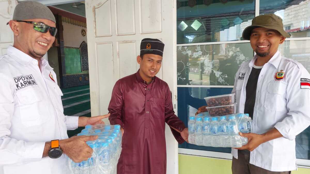 DPD Ikatan Keluarga Minang (IKM) Kabupaten Karimun bagi-bagi 100 paket takjil ke puluhan masjid, Sabtu (15/3/2025). (Foto: IKM Karimun)