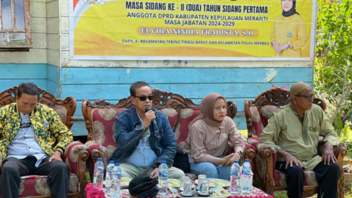 H. Musdar Mustafa mantan Anggota DPRD Meranti yang juga merupakan kakek dari Elvira Nindia Frasista memberikan sambutan. (JurnalTerkini.id/Rahmat Arifin)