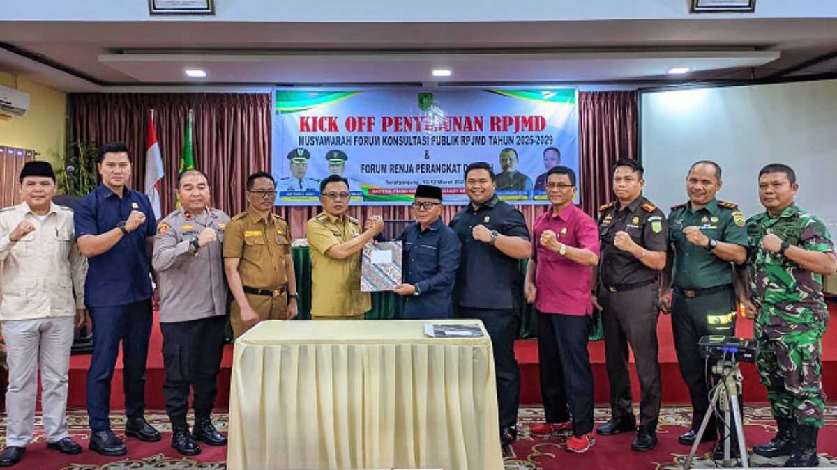 Bupati Kepulauan Meranti AKBP (Purn) H Asmar dan sejumlah pejabat berpose usai acara Kick-Off dan Forum Konsultasi Publik Penyusunan Rencana Pembangunan Jangka Menengah Daerah (RPJMD) tahun 2025-2029, yang berlangsung Afifa Ballroom Selatpanjang, Senin (10/3/2025). (JurnalTerkini.id/Rahmat Arifin)