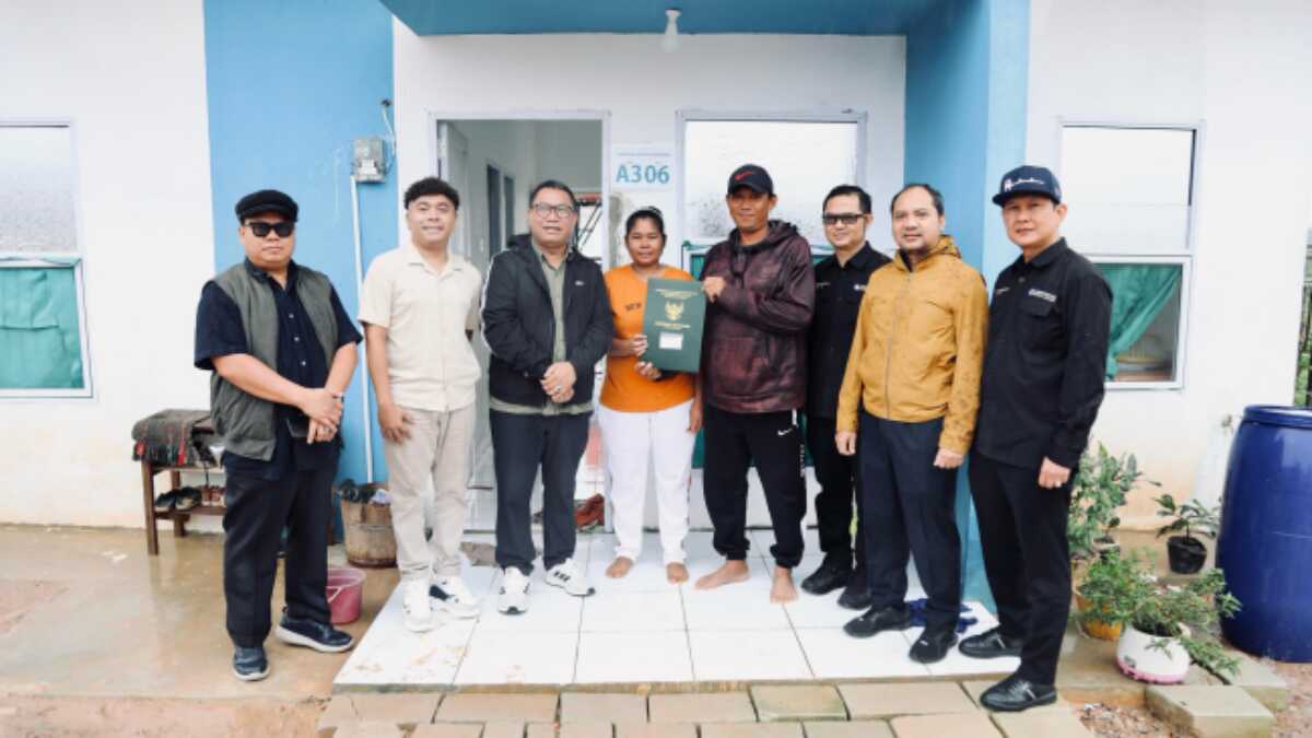 Anggota Bidang Investasi dan Pengusahaan (Deputi IV) BP Batam, Fary Djemy Francis berkesempatan untuk meninjau langsung progres pembangunan rumah baru untuk warga terdampak pengembangan Kawasan Rempang Eco-City yang berlokasi di Tanjung Banon, Kamis (20/3/2025). (Foto: humasbpbatam)