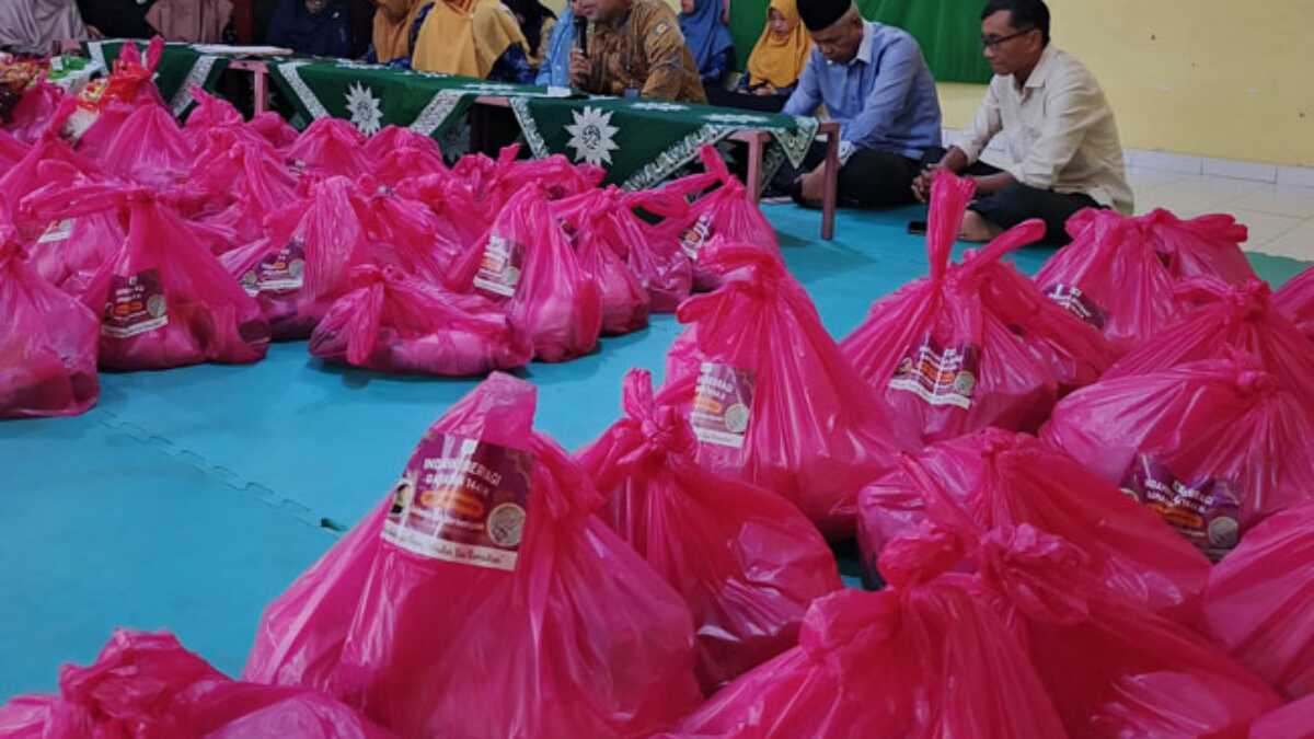 Ketua PD Muhammadiyah Karimun Usman memberikan sambutan dalam acara pembagian paket sembako di SDS 016 Muhammadiyah Karimun pada Rabu (19/3/2025). (foto: dokuemntasi pribadi)