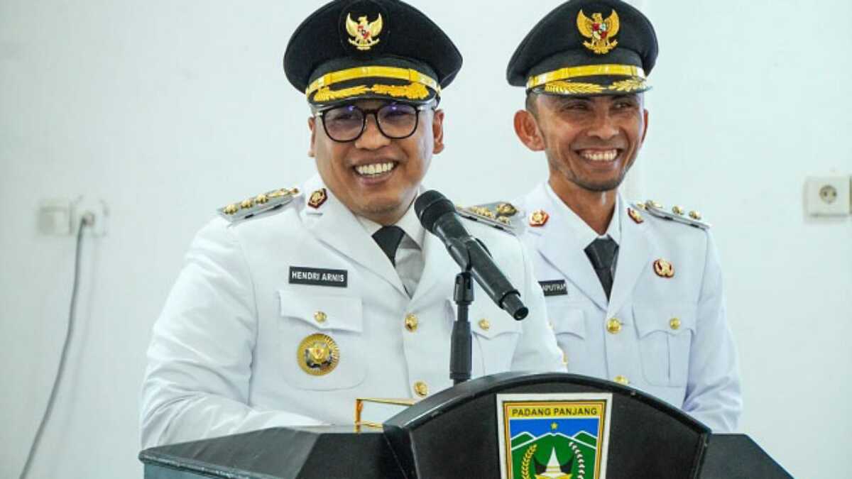 Walikota dan Wakil Walikota Padang Panjang pada acara Sertijab di Pendono Rumah Dinas Walikota, Senin (3/3/2025). (Foto: Diskominfo Kota Padang Panjang).