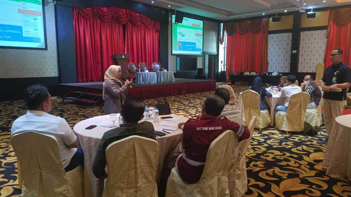 Kepala Badan Penyelenggara Jaminan Sosial Ketenagakerjaan (BPJAMSOSTEK) Cabang Karimun, Sri Nuryanti menyosialisasikan Program Jaminan Sosial kepada perusahaan di Hotel Aston Karimun, Rabu (12/3/2025). (Foto: BPJamsostek Karimun)