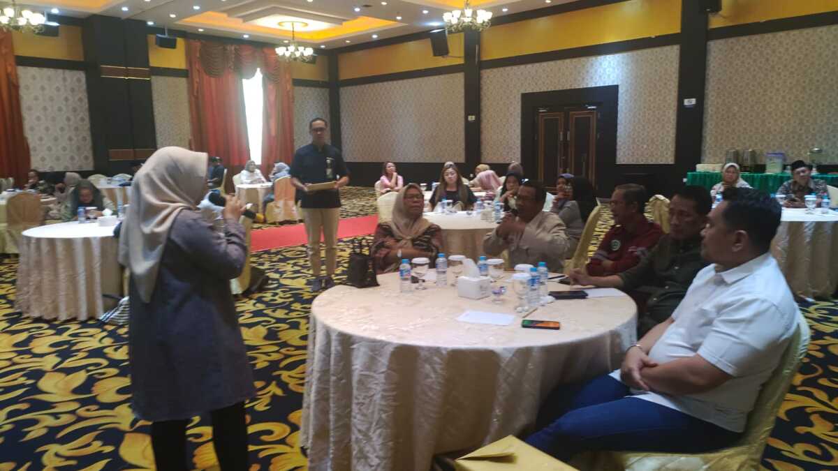 Diskusi antara peserta dengan Kepala Badan Penyelenggara Jaminan Sosial Ketenagakerjaan (BPJAMSOSTEK) Cabang Karimun, Sri Nuryanti dalam acara sosialisasi Program Jaminan Sosial kepada perusahaan di Hotel Aston Karimun, Rabu (12/3/2025). (Foto: BPJamsostek Karimun)