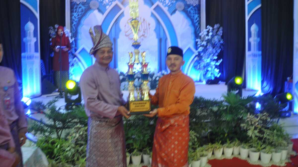 Penyerahan piala bergilir MTQ ke-12 tingkat Kecamatan Meral Barat di Gedung Serbaguna Puskesmas Kecamatan Meral Barat, Senin (21/04/2025). (JurnalTerkini.id/edy kencana)