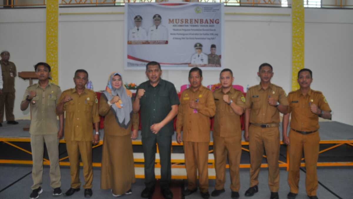 Wakil Bupati Karimun Rocky Marciano Bawole foto bersama camat, sekcam dan lurah/ kades se-Kecamatan Tebing (JurnalTerkini.id/edy kencana)
