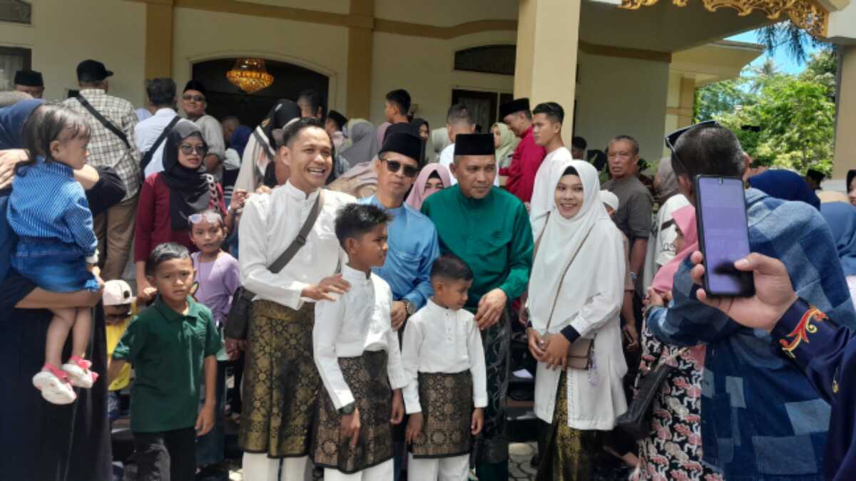 Bupati Karimun Iskandarsyah dan Wakil Bupati Rocky Marciano Bawole berpose bersama warga yang menghadiri acara rumah terbuka atau open house di hari ketiga Hari Raya Idul Fitri 1446 H, Rabu (2/4/2025). (JurnalTerkini.id/Rusdi)