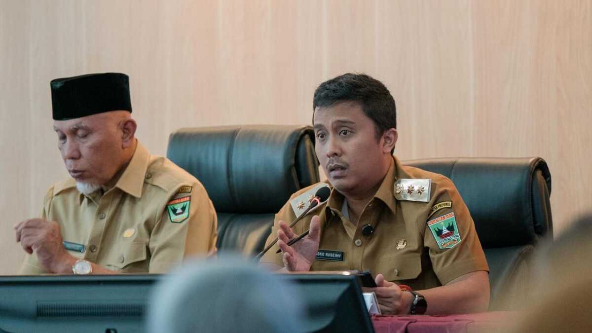 Gubernur Sumbar Mahyeldi dan Wagub Sumbar Vasko Ruseime (kanan). (Foto Adpim sumbar)