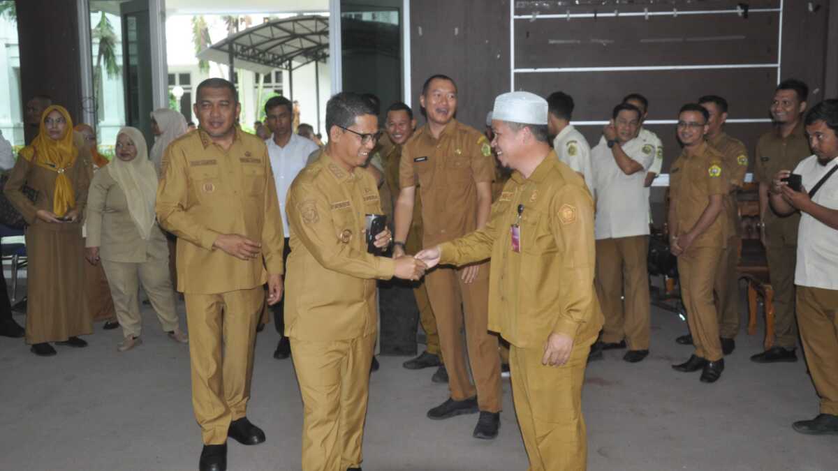 Bupati Karimun Iskandarsyah menyalami para ASN dalam acara halal bihalal (HBH) dan silaturahmi bersama ASN Sekretariat Daerah Pemkab Karimun di Gedung Nilam Sari, Selasa (08/04/2025). (JurnalTerkini.id/edy kencana)