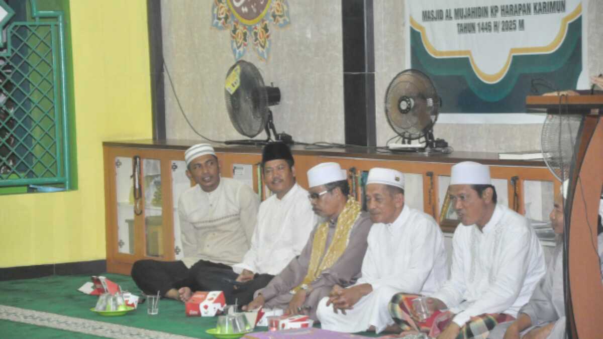 Jemaah calon haji Kampung Harapan Bapak Muhammad Hanif didampingi Imam Masjid, ketua pengurus Masjid Al Mujahidin, Camat Tebing dan Lurah Harjosari. (JurnalTerkini.id/edy kencana)