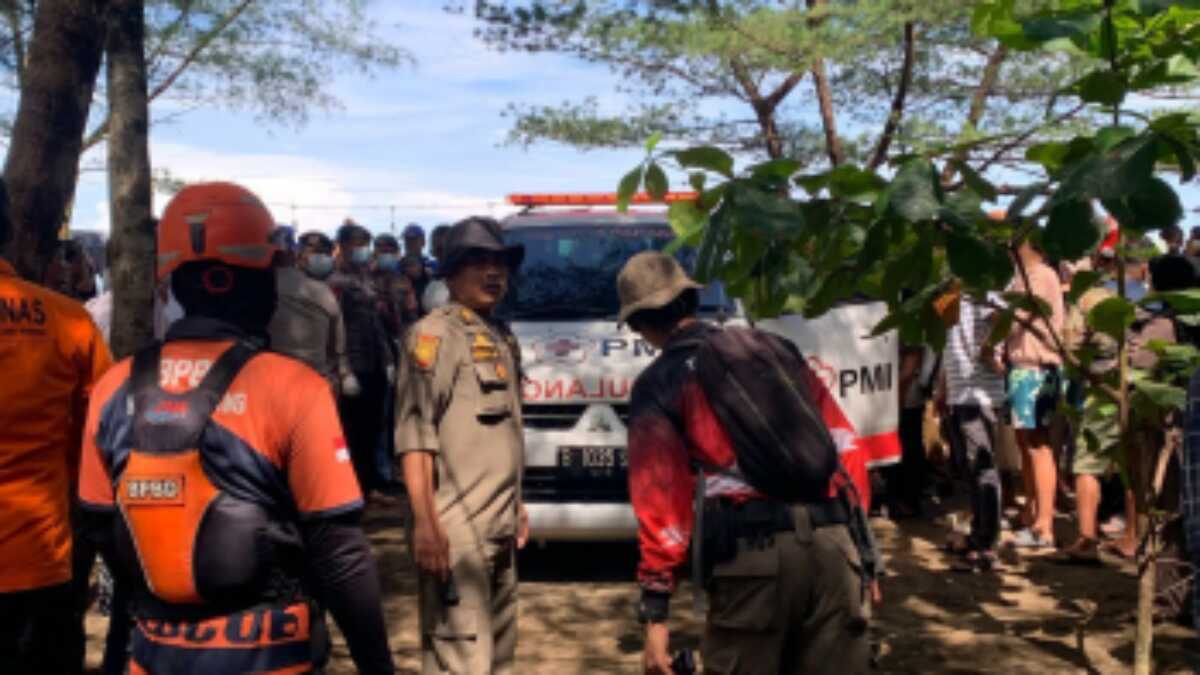 Proses evakuasi korban hanyut di Pantai Ujung Batu Kelurahan Pasie Nan Tigo Kecamatan Koto Tangah, ditemukan, Selasa (22/04/25) (Foto : Prokopimpadang).