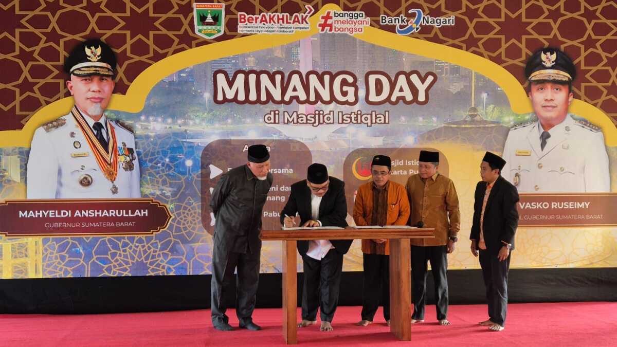 Penandatanganan nota kesepahaman atau MoU di sela peresmian Event Minang Day, Selasa (18/03/2025). (Foto Adpim sumbar)