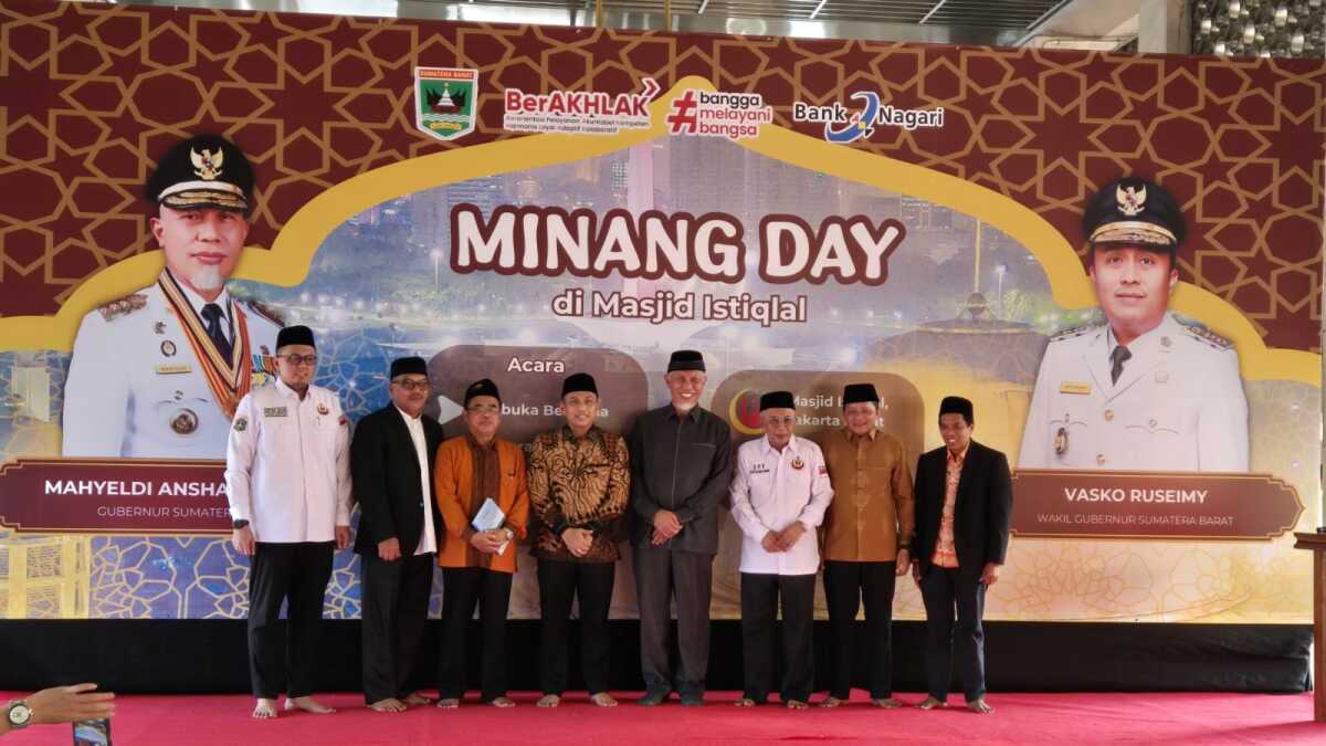Berfoto bersama di sela peresmian Event Minang Day, Selasa (18/03/2025). (Foto Adpim sumbar)