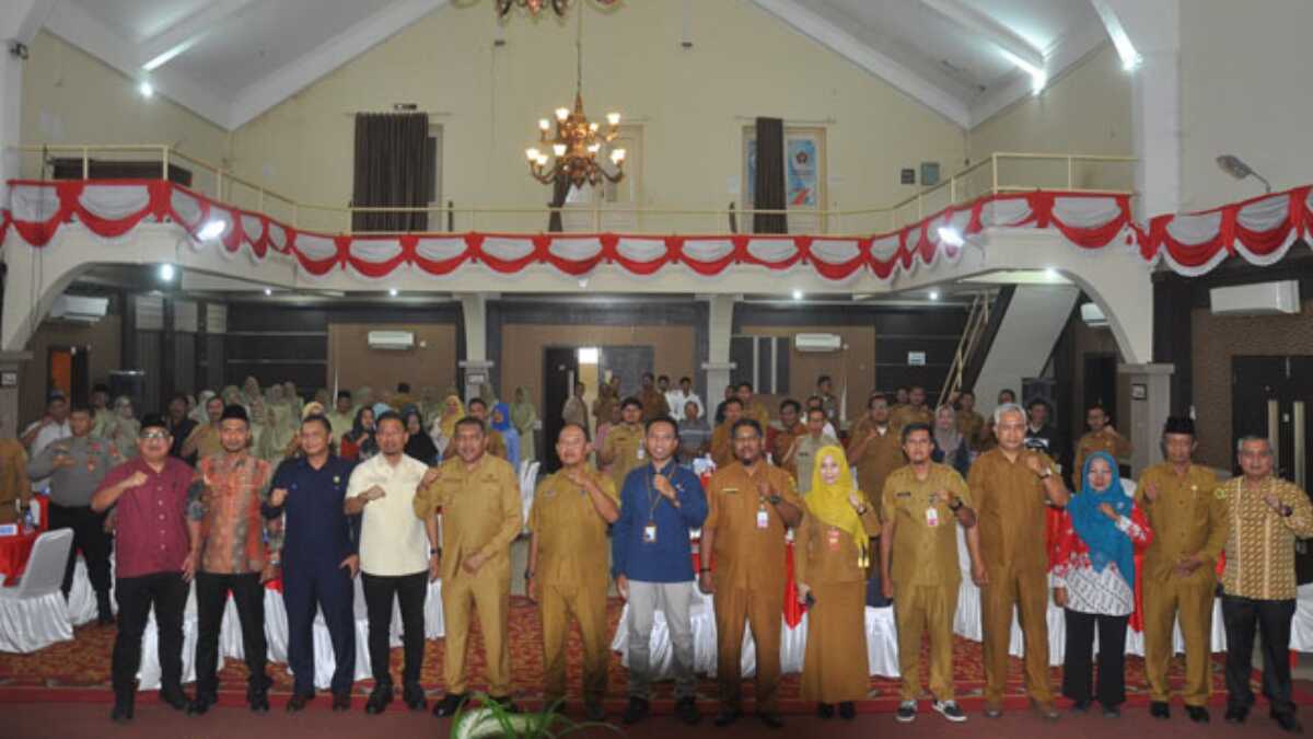 Foto bersama usai pembukaan Musyawarah Perencanaan Pembangunan (Musrenbang) Kecamatan Karimun di Gedung Nasional, Tanjung Balai Karimun., Senin (14/4/2025). (JurnalTerkini.id/edy kencana)