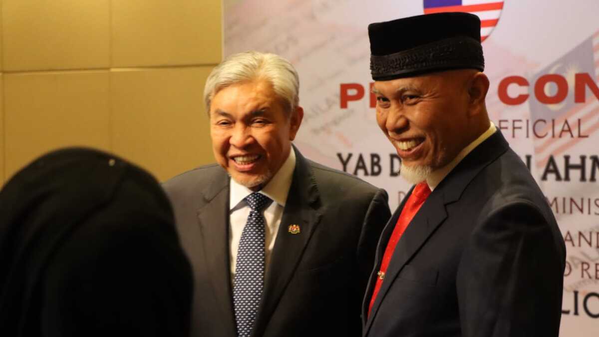 Wakil Perdana Menteri Malaysia, Dato’ Seri Dr. Ahmad Zahid Hamidi bersama Gubernur Sumbar Mahyeldi. (Adpim Sumbar)