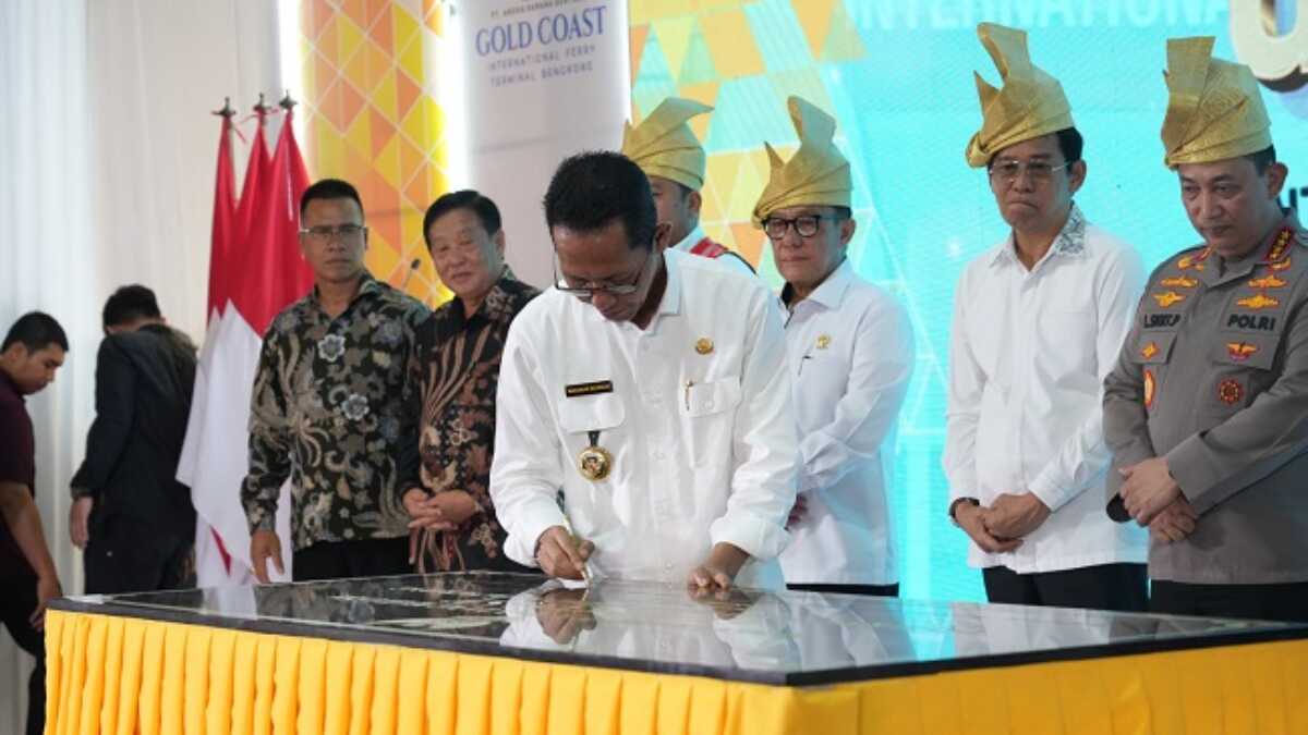 Kepala BP Batam Amsakar Achmad menandatangani prasasti peresmian Gold Coast International Ferry Terminal di Bengkong, pada Senin siang (14/4/2025), di wilayah Golden Prawn. (foto: Humas BP Batam)