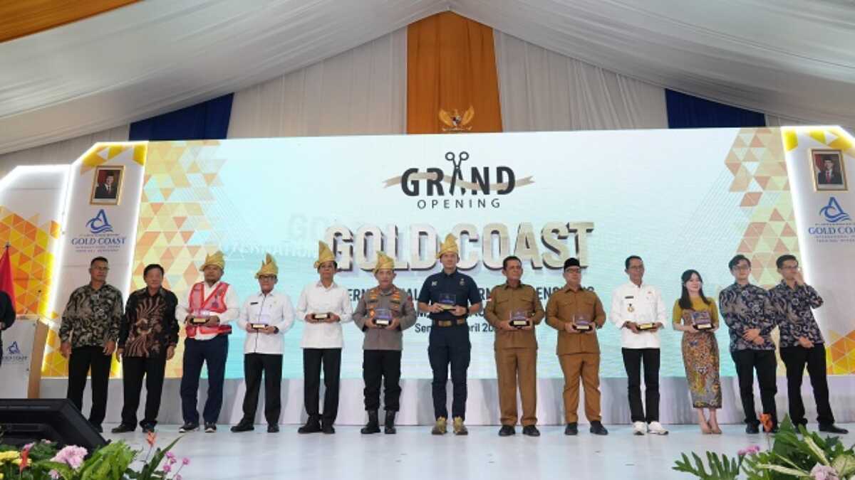 Foto bersama usai peresmian Gold Coast International Ferry Terminal di Bengkong, pada Senin siang (14/4/2025), di wilayah Golden Prawn. (foto: Humas BP Batam)