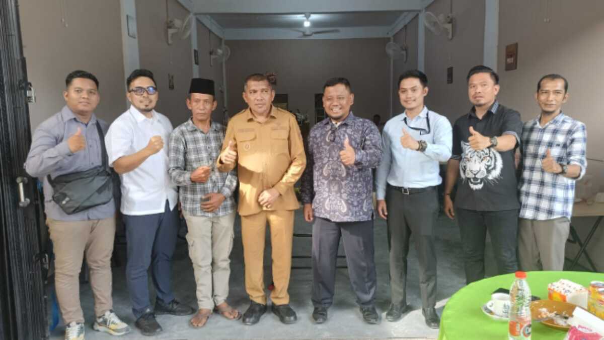Wakil Bupati Karimun Rocky Marciano Bawole (4 kiri) berpose usai meresmikan Kedai Kopi Abu Dafi #3 Cabang Tanjung Balai Karimun, bertempat di Sungai Raya, Kecamatan Meral Kota, Senin (21/04/2025). (JurnalTerkini.id/edy kencana)