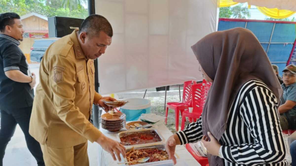 Wakil Bupati Karimun Rocky Marciano Bawole mencicipi makanan usai peresmian Kedai Kopi Abu Dafi #3 Cabang Tanjung Balai Karimun, bertempat di Sungai Raya, Kecamatan Meral Kota, Senin (21/04/2025).